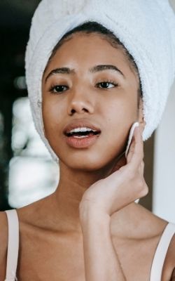 Tratamentos faciais: A diferença entre a limpeza de pele e o peeling de cristal